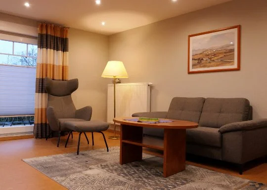 Wohnzimmer in einer 2-Personen-Ferienwohnung im Appartementhaus Dallacker in Duhnen