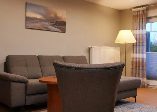 Wohnzimmer in einer 4-Personen-Ferienwohnung im Appartementhaus Dallacker in Duhnen